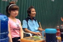 Cặp đôi bán trà đá - hát rong gây sốt mạng Việt