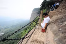 Kinh ngạc chàng trai mất hai chân leo núi dựng đứng