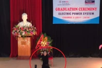 Lố bịch nữ sinh Điện Lực nhảy khêu gợi trong lễ trang nghiêm