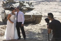 Những đám cưới vùng chiến sự lay động dân mạng quốc tế