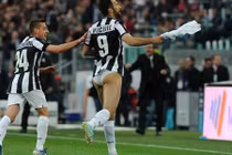 Muôn kiểu lột quần, “hóa thú” để ăn mừng bàn thắng