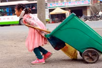 Bất ngờ cô bé 5 tuổi sắm vai “công nhân vệ sinh”