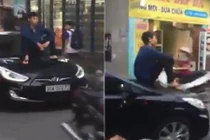 Thanh niên “cứng” ngồi trên mui xế hộp diễu phố HN