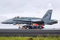 Xe công thức 1 đua tài cùng máy bay phản lực