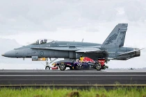 Xe công thức 1 đua tài cùng máy bay phản lực