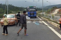 Dân lại dựng rào chắn trên cao tốc Nội Bài - Lào Cai