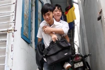 Ba năm nguyện làm đôi chân cõng bạn đến trường