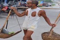 Ông lão bán rau kiêm thiết kế thời trang gây sốt