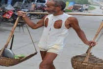 Ông lão bán rau kiêm thiết kế thời trang gây sốt