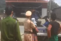 Nhóm người Mông ở Hòa Bình tranh cãi với CSGT