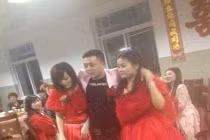 Xôn xao nam thanh niên chơi trội cưới hai vợ cùng lúc