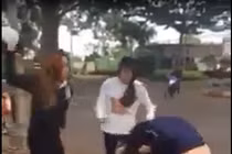 2 nhóm thiếu nữ dùng nón bảo hiểm lao vào đánh nhau