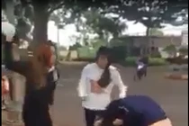 2 nhóm thiếu nữ dùng nón bảo hiểm lao vào đánh nhau