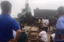 Tàu hỏa lại gặp nạn, đường sắt Bắc-Nam ách tắc