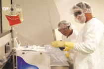 FDA cấp phép cách chữa ung thư máu bằng gen