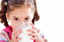 Con dễ lùn vì cha mẹ tự bổ sung canxi