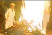 Nỗi đau người cha tự tay thiêu xác con gái trước cửa nhà thông gia