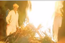 Nỗi đau người cha tự tay thiêu xác con gái trước cửa nhà thông gia