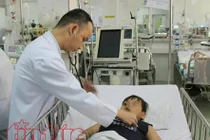 Bé trai bị cắt bỏ một phần phổi vì nuốt phải bóng đèn led đồ chơi