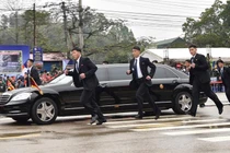 Dàn cận vệ Triều Tiên chạy bộ theo xe Chủ tịch Kim Jong-un