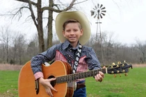 Cậu bé 11 tuổi "gây bão" mạng chỉ sau một clip đứng hát