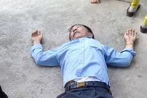 Dùng "độc chiêu" lừa tiền, gã đàn ông bảnh bao bị hai phụ nữ ôm bắt