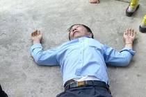 Dùng "độc chiêu" lừa tiền, gã đàn ông bảnh bao bị hai phụ nữ ôm bắt