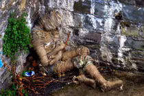 Xác ướp quấn dây thừng kì dị bất ngờ dạt bờ sông ở Anh