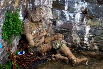 Xác ướp quấn dây thừng kì dị bất ngờ dạt bờ sông ở Anh