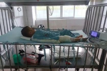 Ngã vào nồi bỗng rượu đang sôi, bé 3 tuổi nguy kịch