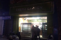 Nữ nhân viên tiệm bánh ngọt đang đi ngã gục xuống đất tử vong