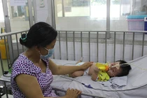 Báo động lây nhiễm bệnh tay-chân-miệng