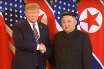 Video: Cái bắt tay giữa Tổng thống Mỹ Donald Trump và Chủ tịch Kim Jong-un