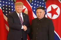 Video: Cái bắt tay giữa Tổng thống Mỹ Donald Trump và Chủ tịch Kim Jong-un