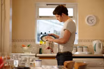 Để người yêu cũ rửa bát, thiếu nữ bị dân mạng mắng không tiếc lời