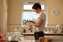 Để người yêu cũ rửa bát, thiếu nữ bị dân mạng mắng không tiếc lời