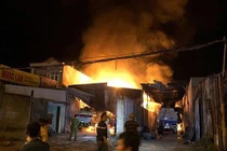 Nha Trang: Bãi chứa xe bồn chở xăng dầu cháy dữ dội, di tản người dân