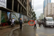 Thanh sắt rơi từ công trình đang xây dựng suýt trúng người đi đường
