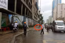 Thanh sắt rơi từ công trình đang xây dựng suýt trúng người đi đường