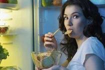 Cảnh báo: Ăn đêm có thể dẫn tới đột quỵ