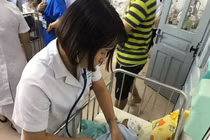 Xót thương bé gái sơ sinh bị mẹ bỏ rơi ở bệnh viện Thanh Nhàn