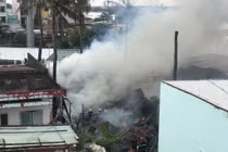 Cháy lớn thiêu rụi nhiều nhà dân ở TP HCM