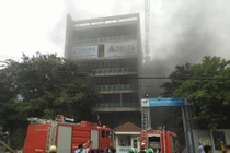 Cháy lớn ở công trình Bệnh viện Việt Pháp, hàng trăm công nhân tháo chạy