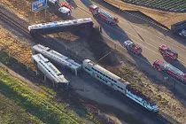 Tai nạn kinh hoàng: Tàu hỏa chẻ đôi xe rơ moóc