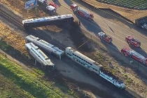 Tai nạn kinh hoàng: Tàu hỏa chẻ đôi xe rơ moóc