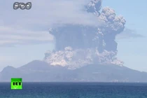 Rùng rợn cảnh núi lửa phun trào vượt tầm mây