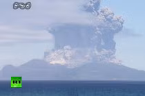 Rùng rợn cảnh núi lửa phun trào vượt tầm mây