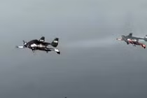 Hàng loạt "người chim" bay lượn trên bầu trời Dubai