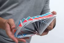 Khó tin trước màn múa bài ảo thuật điệu nghệ