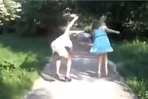 Cười méo mồm xem thiếu nữ tập đi giày cao gót